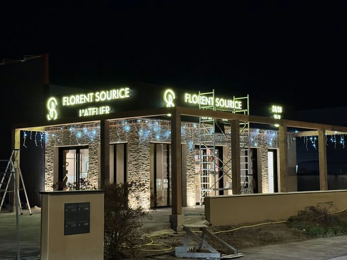 PATISSIER CHOCOLATIER TROYES ENSEIGNE LUMINEUSE BOITIER LUMINEUX SIGNALETIQUE INTERIEURE