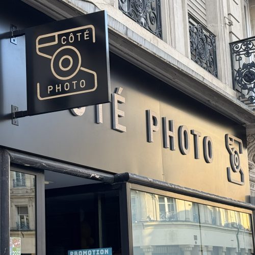 Côté photo enseigne Finition effet bois Lettres découpées