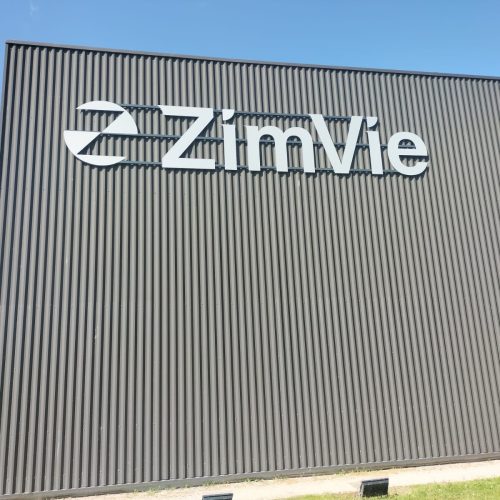 Zimvie enseigne lettres découpées